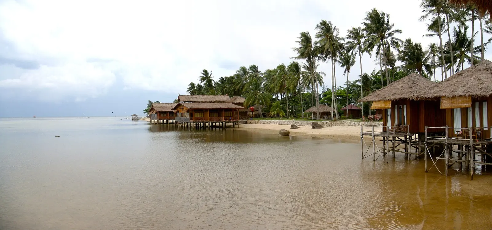 Rumah-rumah panggung di atas air di pesisir Pulau Bintan